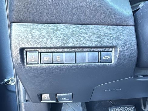 Used 2021 Toyota Venza LE w/ Carpet Mat Package (TMS) image 12