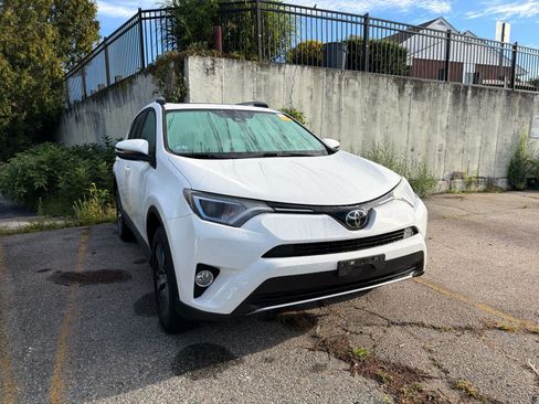 Used 2018 Toyota RAV4 XLE AWD/4WD image 2