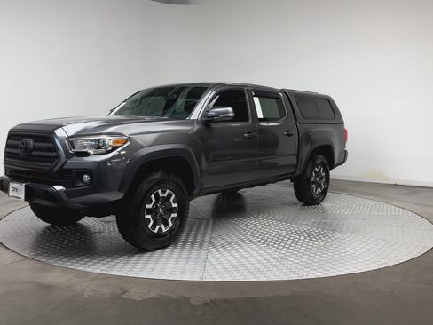 Used 2017 Toyota Tacoma TRD Off-Road w/ Premium & Technology Package AWD/4WD image 4