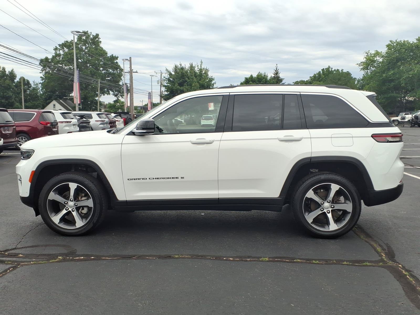 Used 2023 Jeep Grand Cherokee Limited w/ Luxury Tech Group II AWD/4WD image 4