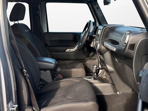 Used 2018 Jeep Wrangler Unlimited Sahara image 15