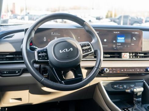 Used 2025 Kia Carnival EX image 19