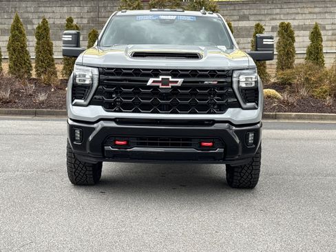 Used 2024 Chevrolet Silverado 2500 ZR2 w/ Technology Package image 3