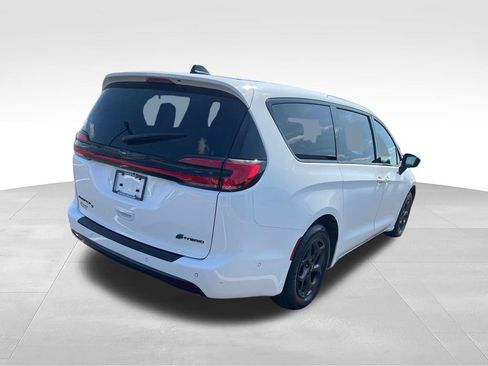 Used 2024 Chrysler Pacifica Limited FWD image 5
