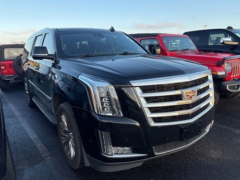 Used 2019 Cadillac Escalade ESV Luxury image 3