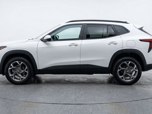 Used 2025 Chevrolet Trax LT w/ LT Convenience Package image 5