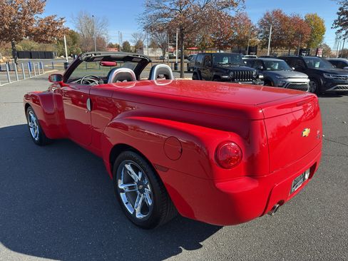 Used 2005 Chevrolet SSR w/ Preferred Equipment Group image 5