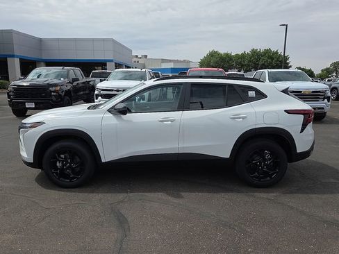 New 2026 Chevrolet Trax LT w/ Midnight Edition FWD image 2