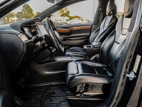 Used 2017 Tesla Model X 75D image 4