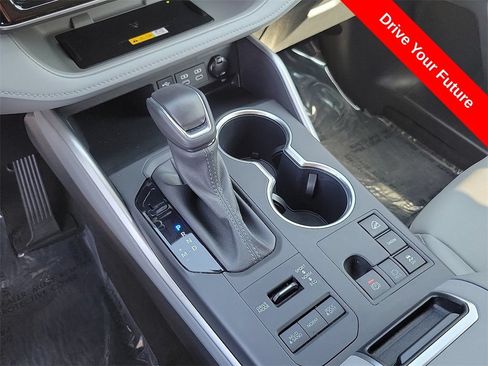 Used 2024 Toyota Highlander XLE AWD/4WD image 11