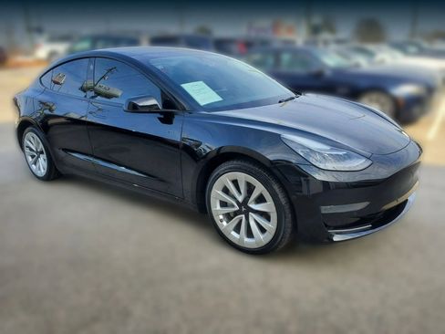Used 2022 Tesla Model 3 Standard Range image 12