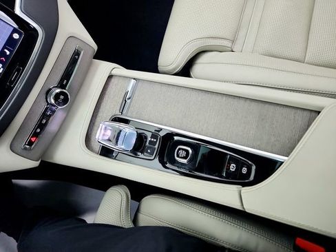 Certified 2024 Volvo XC90 T8 Ultimate w/ Protection Package Premier image 23