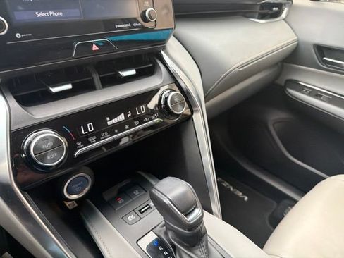 Used 2022 Toyota Venza LE AWD/4WD image 17
