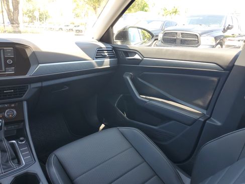 Certified 2022 Volkswagen Jetta SE FWD image 16