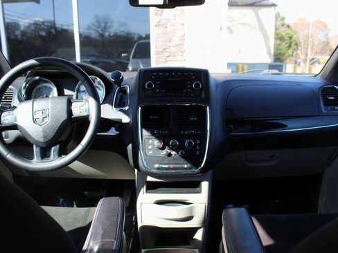 Used 2015 Dodge Grand Caravan SE image 25