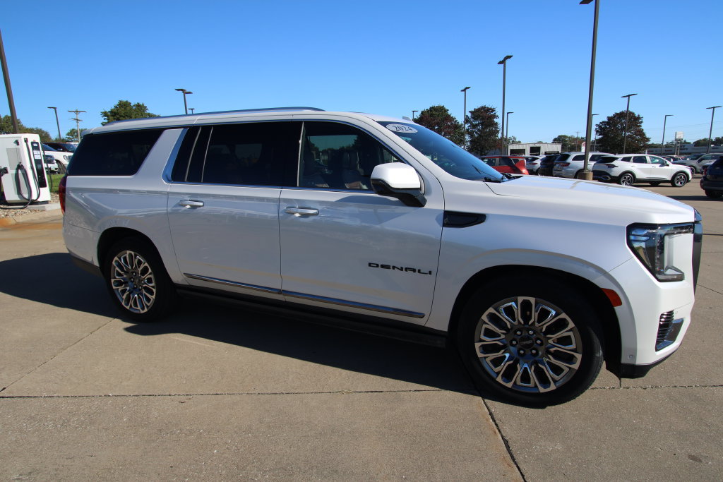 Used 2024 GMC Yukon XL Denali Ultimate AWD/4WD image 3