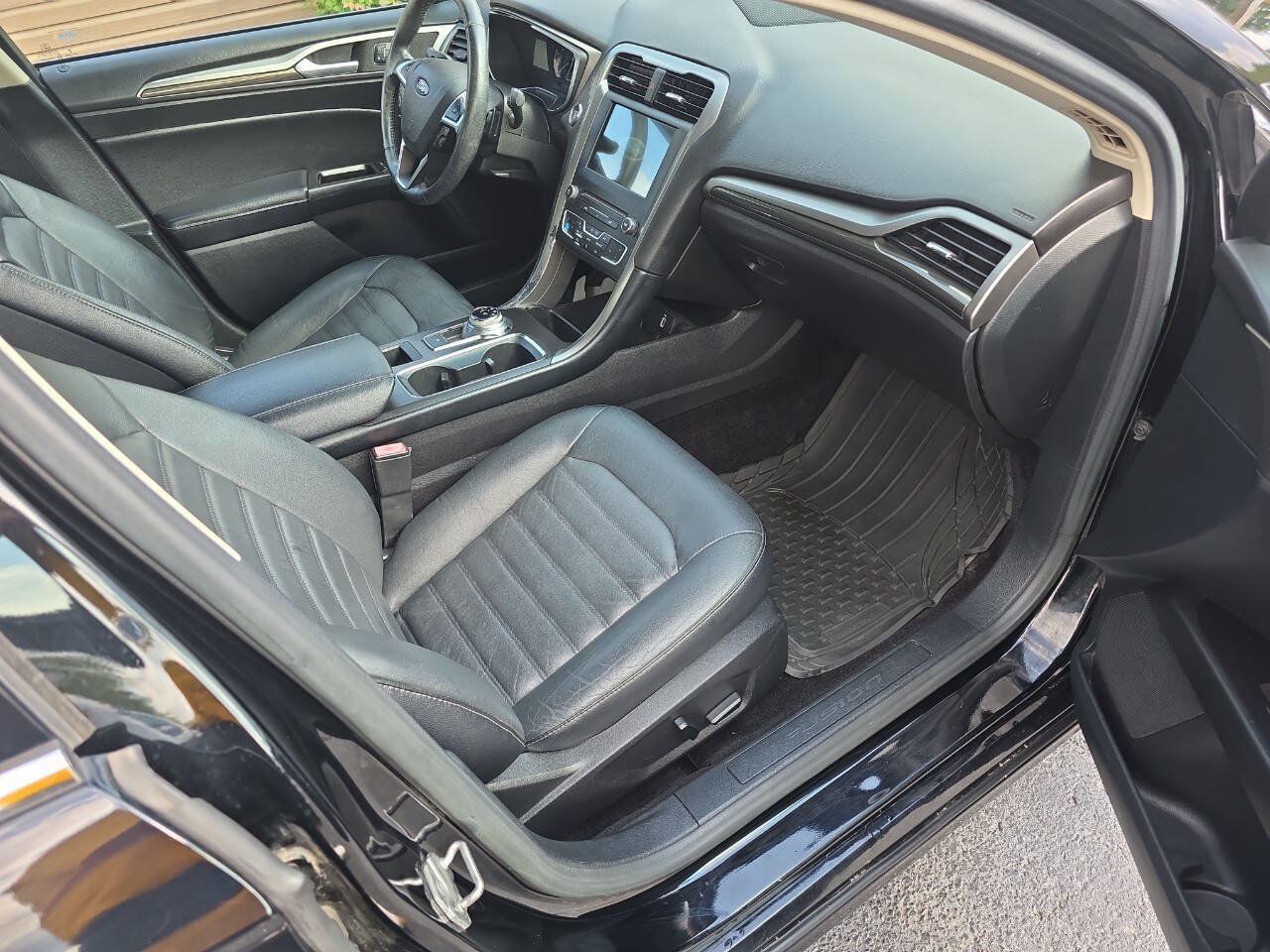 Used 2017 Ford Fusion SE w/ Fusion SE Technology Package AWD/4WD image 13