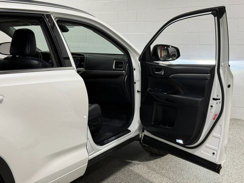 Used 2018 Toyota Highlander Limited AWD/4WD image 41