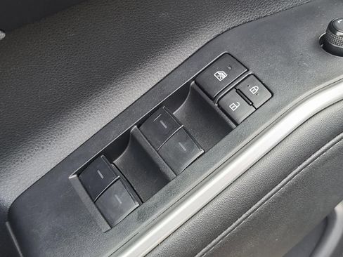 Used 2024 Toyota Highlander LE AWD/4WD image 11