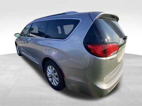 Used 2019 Chrysler Pacifica Touring-L FWD image 6