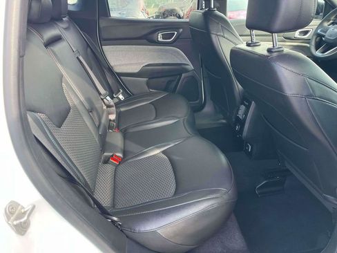 Used 2024 Jeep Compass Latitude image 9