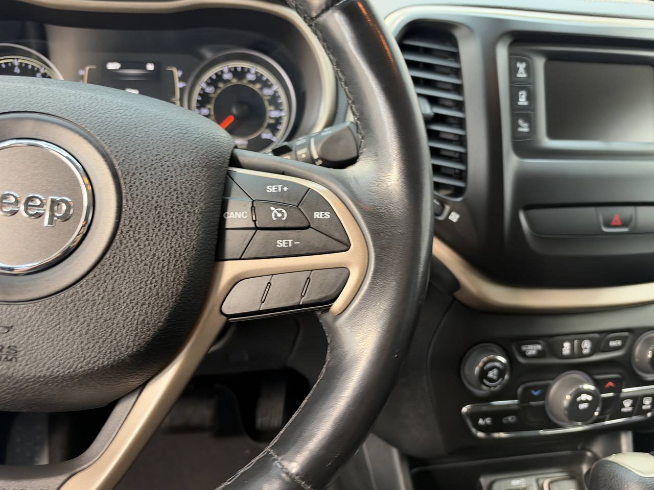 Used 2015 Jeep Cherokee Latitude AWD/4WD image 23