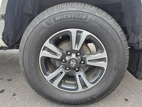 Used 2018 Toyota Tacoma TRD Sport w/ Technology Package AWD/4WD image 19