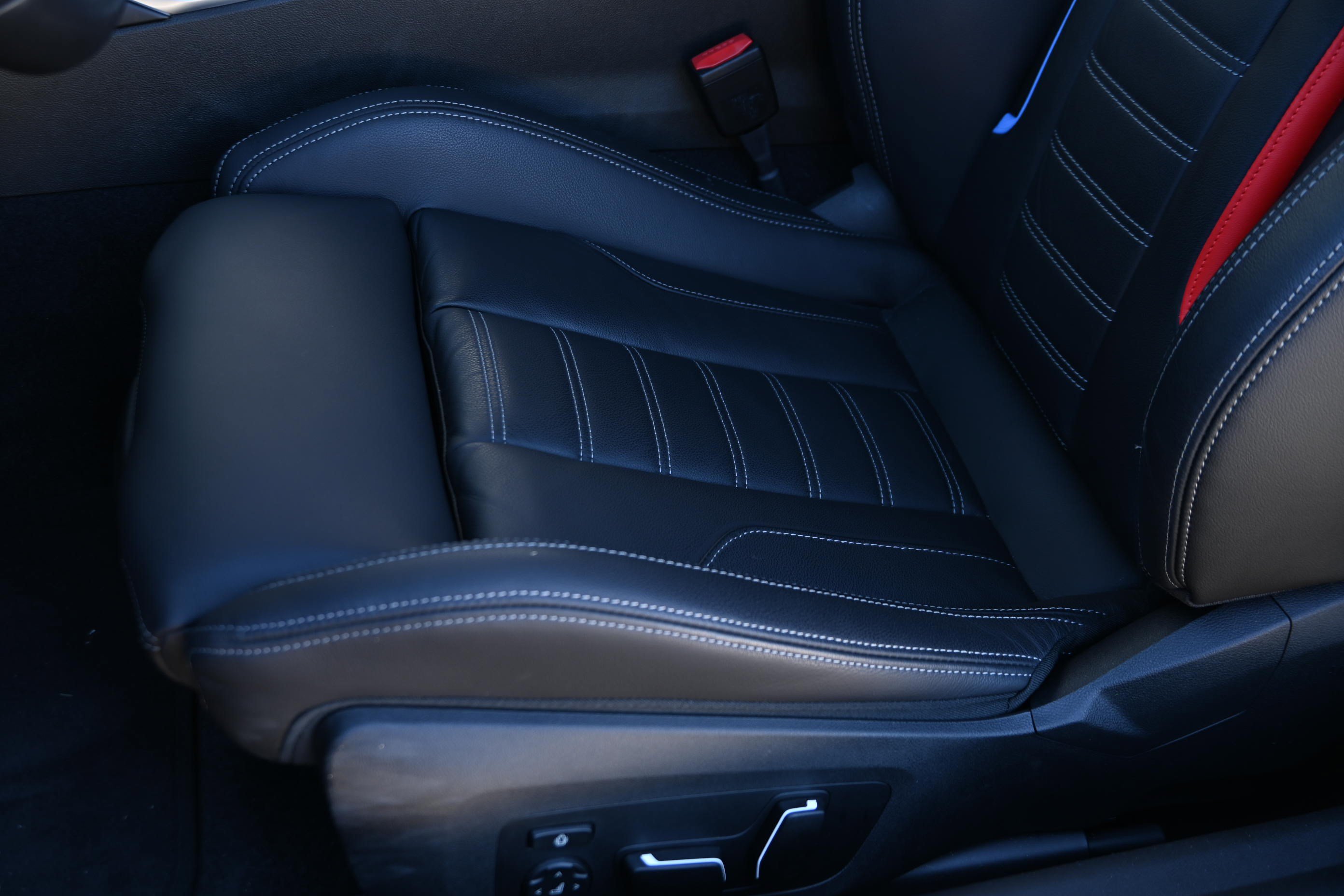 Used 2026 BMW M2 w/ Lighting Package RWD image 30