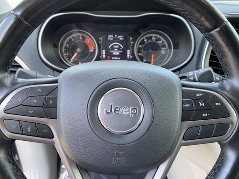 Used 2020 Jeep Cherokee Latitude Plus w/ Comfort/Convenience Group AWD/4WD image 17