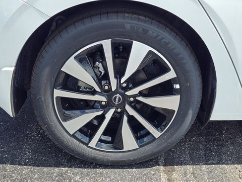 Used 2025 Nissan Sentra SV w/ SV Premium Package FWD image 5