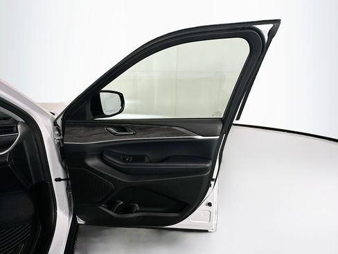 Used 2023 Jeep Grand Cherokee Limited w/ Black Appearance Package image 31