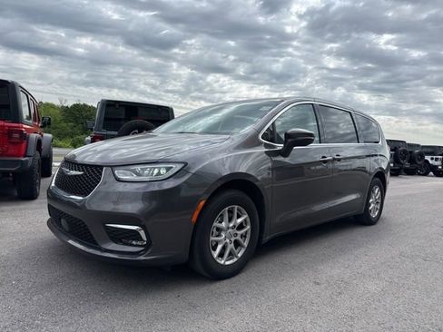 Used 2023 Chrysler Pacifica Touring-L FWD image 6