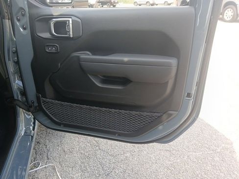 New 2025 Jeep Gladiator Sport image 24