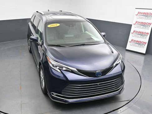 Used 2021 Toyota Sienna Platinum image 25