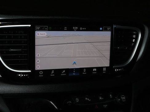 Used 2025 Chrysler Pacifica Limited FWD image 19