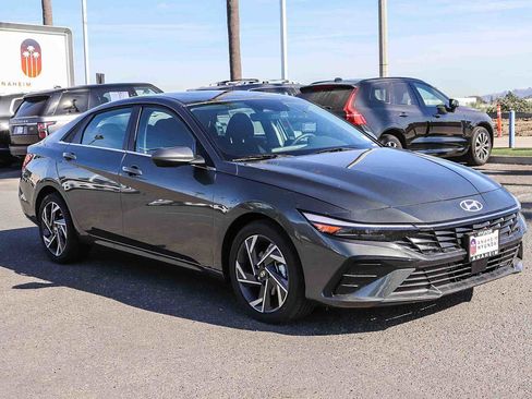 New 2025 Hyundai Elantra SEL image 3