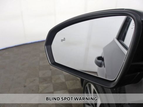 Used 2023 Volkswagen Taos SE FWD image 4