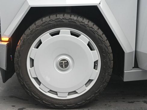 Used 2024 Tesla Cybertruck AWD Crew Cab image 28