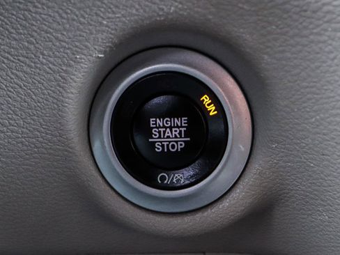 Used 2023 Chrysler Pacifica Touring-L image 15