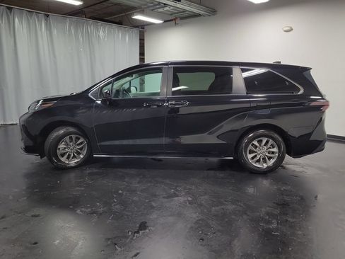 Used 2024 Toyota Sienna LE FWD image 5