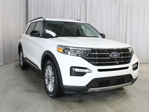 Used 2023 Ford Explorer XLT w/ Equipment Group 202A AWD/4WD image 39
