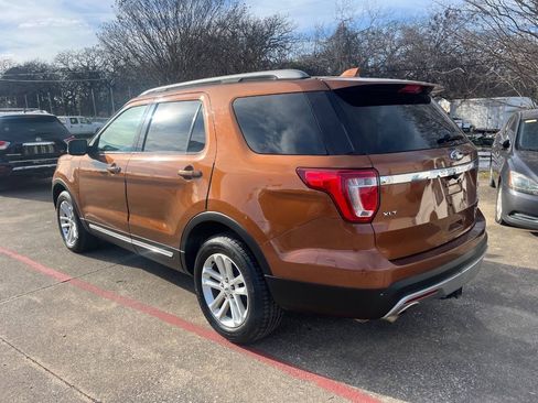 Used 2017 Ford Explorer XLT w/ Equipment Group 202A FWD image 4