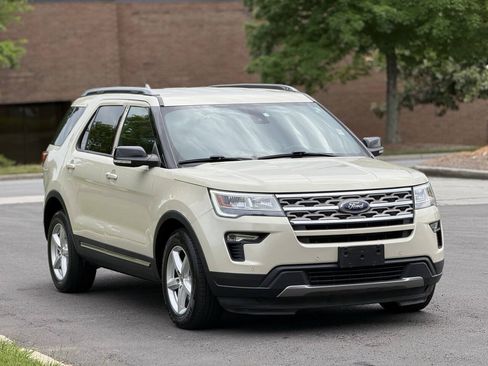 Used 2018 Ford Explorer XLT w/ Equipment Group 202A FWD image 3