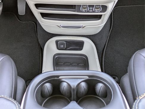 Used 2024 Chrysler Pacifica Touring-L image 26