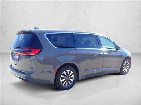 Used 2022 Chrysler Pacifica Touring-L image 4