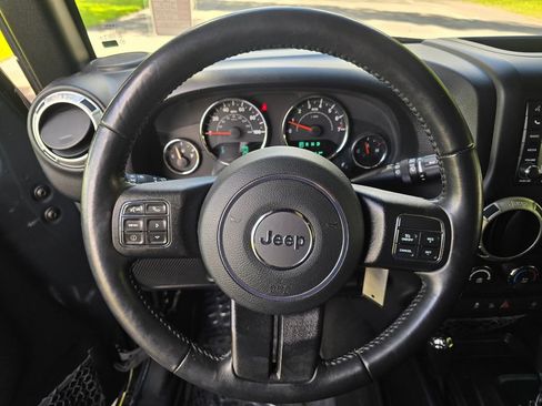 Used 2018 Jeep Wrangler Unlimited Rubicon w/ Connectivity Group AWD/4WD image 29