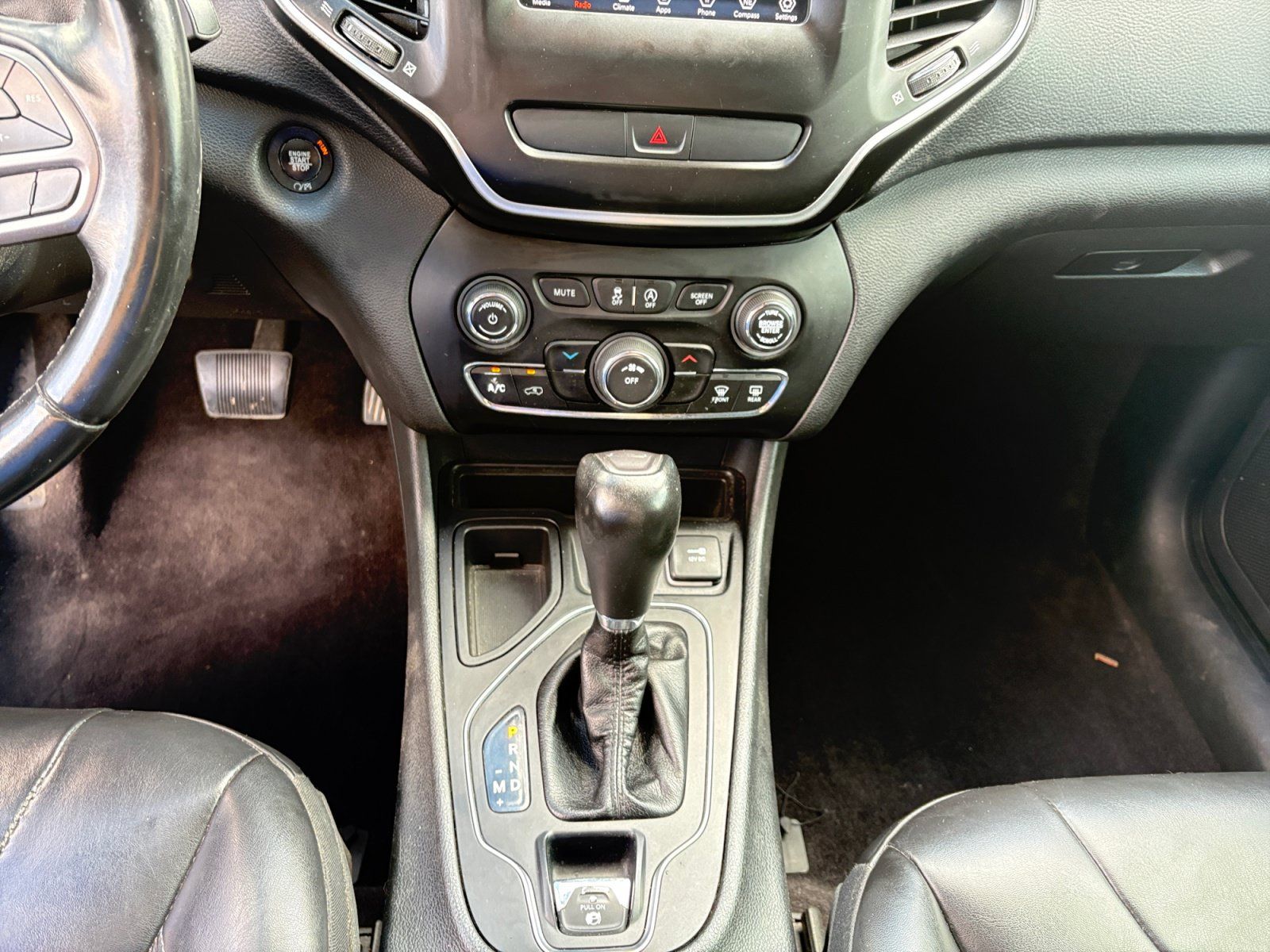 Used 2019 Jeep Cherokee Latitude Plus FWD image 18