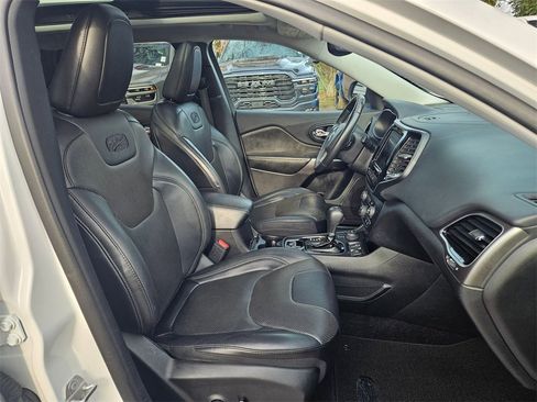 Used 2019 Jeep Cherokee Overland w/ Technology Group image 18