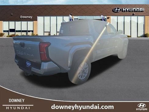 Used 2024 Toyota Tacoma SR5 w/ SR5 Upgrade Package AWD/4WD image 5