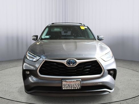 Used 2023 Toyota Highlander XLE AWD/4WD image 2